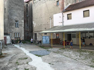 dvorište Galerije K2